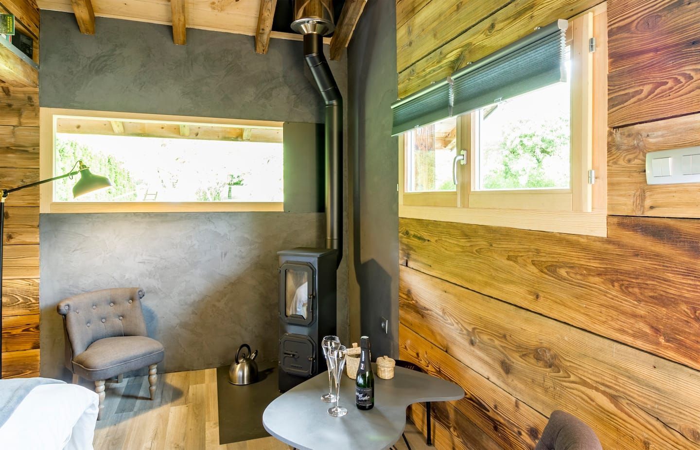 découvrez les meilleures locations airbnb romantiques en france pour célébrer la saint-valentin. que ce soit dans un chalet en montagne, un appartement design à paris ou une villa au bord de la mer, trouvez l'endroit parfait pour une escapade amoureuse inoubliable.
