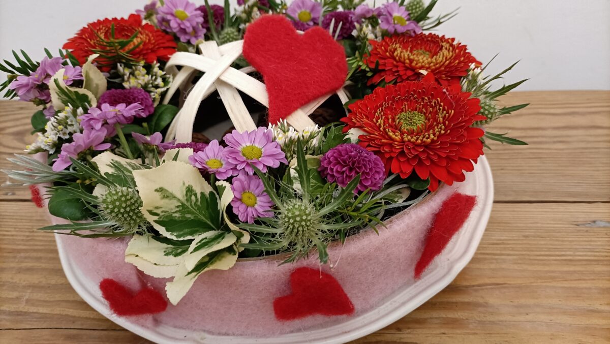 découvrez notre collection d'art floral spéciale saint-valentin, idéale pour exprimer votre amour avec des créations florales uniques et romantiques. trouvez le bouquet parfait pour éblouir votre partenaire et célébrer cette occasion avec élégance.