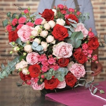 découvrez notre sélection d'art floral spécialement conçue pour la saint-valentin. offrez à vos proches des bouquets uniques, témoins de votre amour, et exprimez vos sentiments à travers des créations florales élégantes et romantiques.