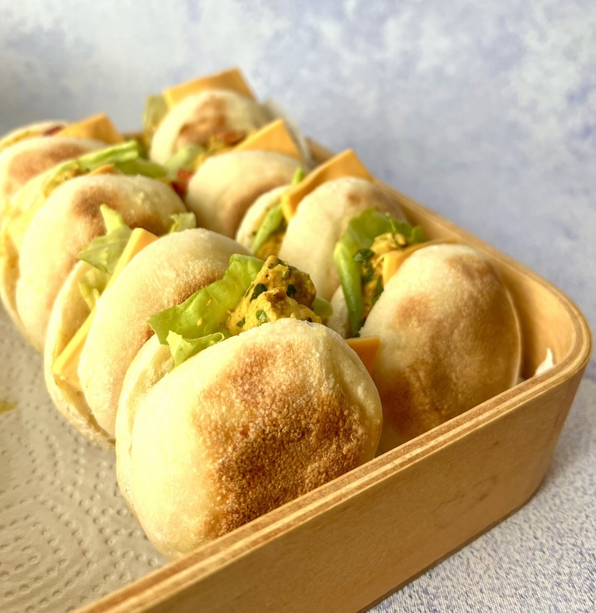 découvrez notre recette de batbouts au poulet moelleux, une délicieuse spécialité marocaine à base de pain farci et de poulet tendre. parfait pour un repas convivial, ces petits pain apportent une explosion de saveurs avec chaque bouchée.