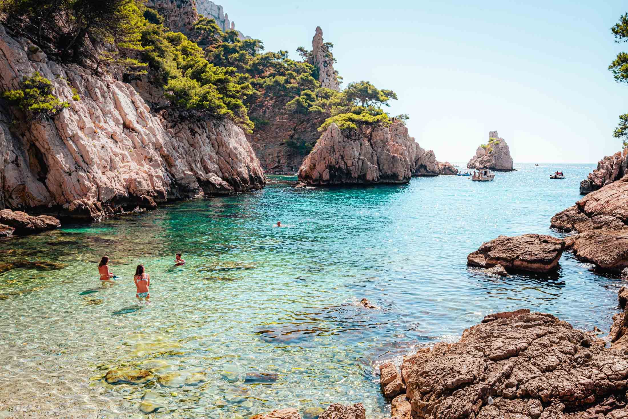 découvrez les magnifiques calanques de cassis, un paradis naturel entre mer turquoise et falaises majestueuses. parfait pour les amateurs de randonnée, de baignade et de paysages à couper le souffle.