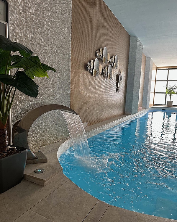découvrez un hôtel 5 étoiles à cannes, où le luxe rencontre le confort. profitez d'un séjour mémorable avec un jacuzzi privé, des vues imprenables et un service exceptionnel au cœur de la côte d'azur.