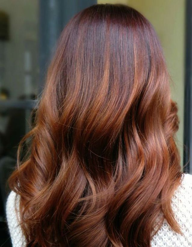 découvrez l'élégance des cheveux noirs rehaussés de reflets rouges, une tendance audacieuse qui affirme votre personnalité. apprenez à entretenir cette couleur captivante et à choisir les meilleurs produits pour sublimer vos mèches. mettez en valeur votre beauté avec cette association chic et originale !