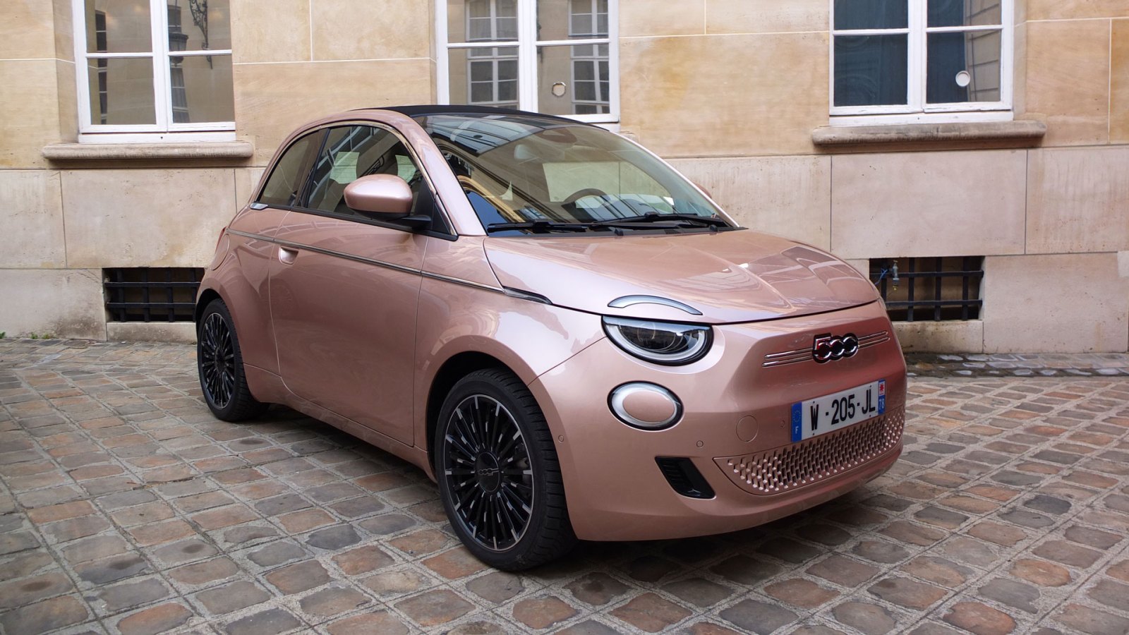 découvrez la fiat 500e 2025, une citadine électrique alliant confort et style à un prix abordable. profitez d'une conduite agréable tout en respectant l'environnement grâce à cette voiture innovante et économique.