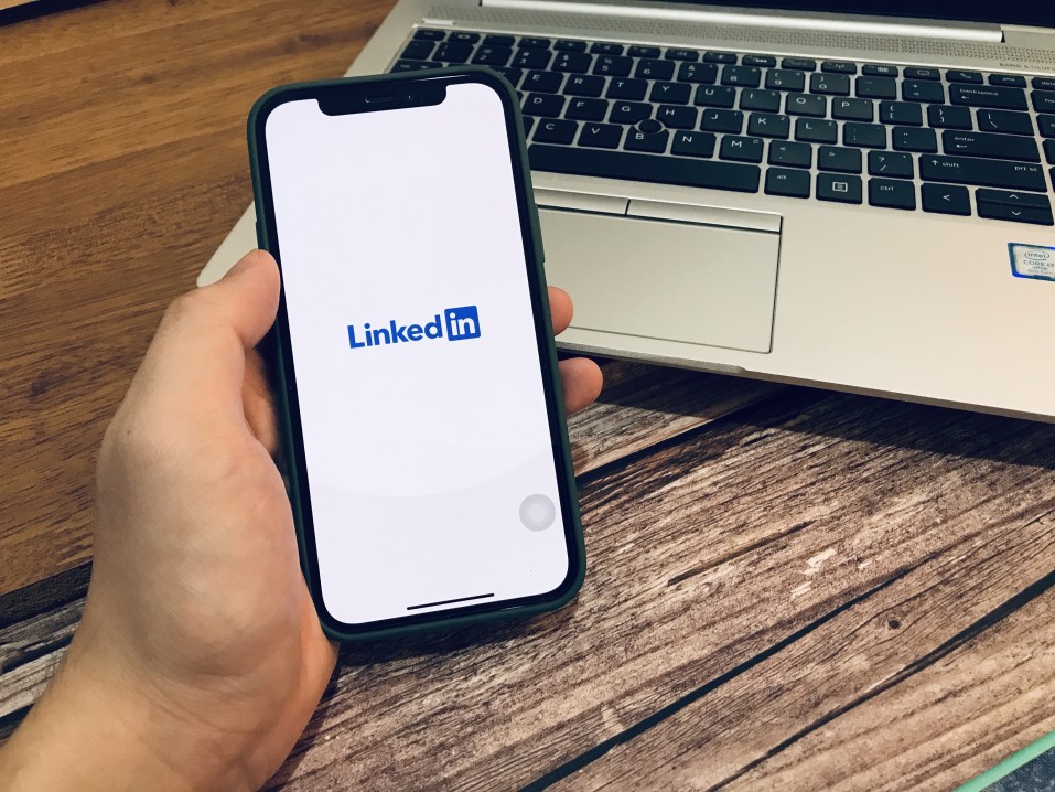 découvrez comment linkedin, en tant que membre des gafam, redéfinit le networking professionnel et l'évolution de carrière à l'ère numérique. explorez ses fonctionnalités, ses avantages et son impact sur le monde du travail.