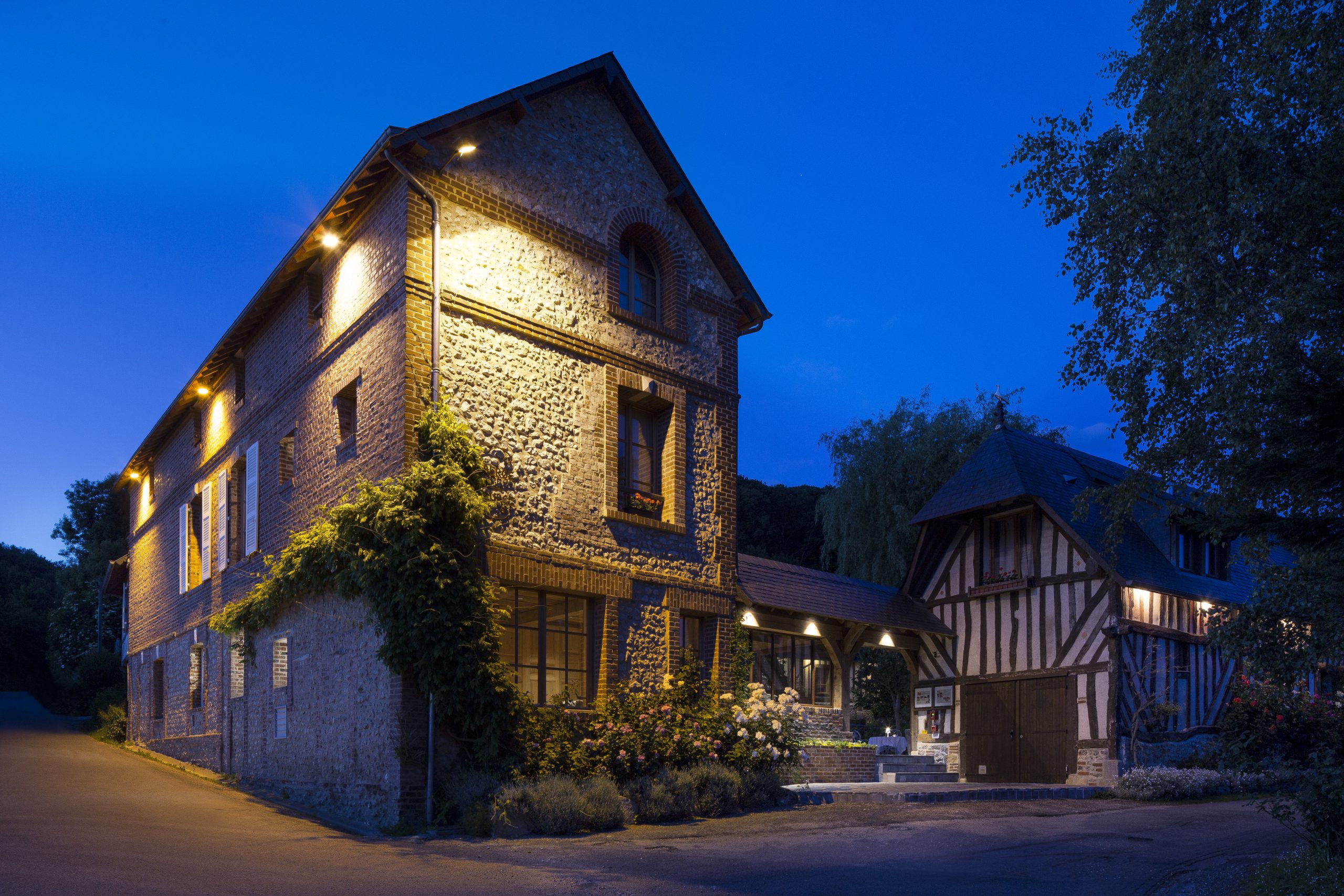 découvrez un havre de paix en normandie avec notre hôtel romantique, parfait pour une escapade en amoureux. profitez de chambres élégantes, d'une ambiance chaleureuse et de magnifiques paysages, pour créer des souvenirs inoubliables.