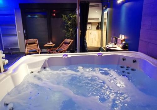 découvrez les meilleurs hôtels avec jacuzzi à bruxelles pour un séjour relaxant et romantique. profitez d'un confort luxueux et d'installations exceptionnelles au cœur de la capitale belge.