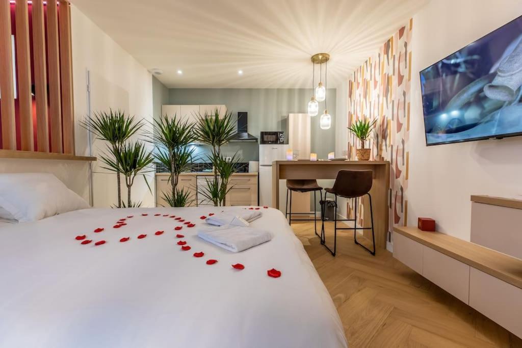 découvrez les meilleurs hôtels avec jacuzzi à clermont-ferrand. profitez d'un séjour relaxant et confortable dans des établissements haut de gamme, dotés d'installations de bien-être pour une expérience inoubliable. réservez votre escapade romantique ou un moment de détente dès aujourd'hui !