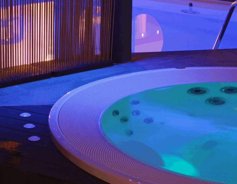 découvrez les meilleurs hôtels avec jacuzzi à metz pour un séjour relaxant et inoubliable. profitez du confort et du luxe d'un bain à remous dans un cadre enchanteur. réservez dès maintenant votre escapade bien-être!
