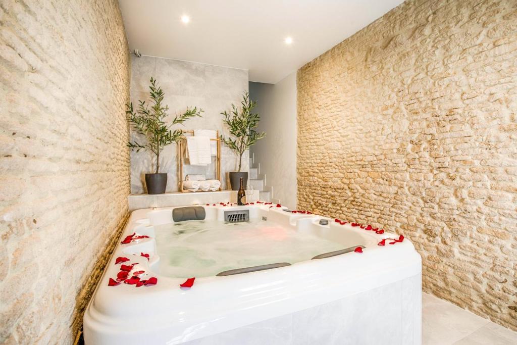 découvrez les meilleurs hôtels avec jacuzzi en normandie pour un séjour relaxant et romantique. profitez de chambres confortables et d'équipements de bien-être au cœur de paysages enchanteurs.