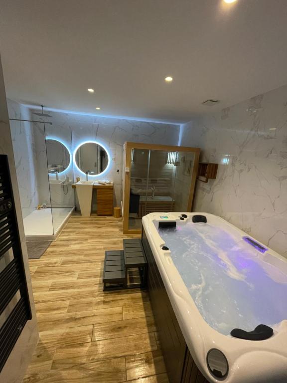 découvrez les meilleurs hôtels de luxe en ardèche, offrant des chambres élégantes et des jacuzzis privés pour un séjour inoubliable. profitez de la beauté naturelle de la région tout en vous relaxant dans un cadre raffiné.