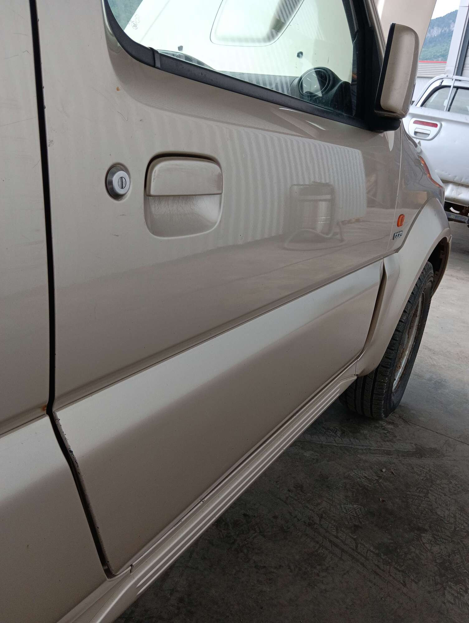 découvrez le jimny utilitaire, un véhicule robuste et compact alliant praticité et style. idéal pour les professionnels, il offre une excellente maniabilité en ville et des performances hors route inégalées. parfait pour transporter vos outils et marchandises avec efficacité.