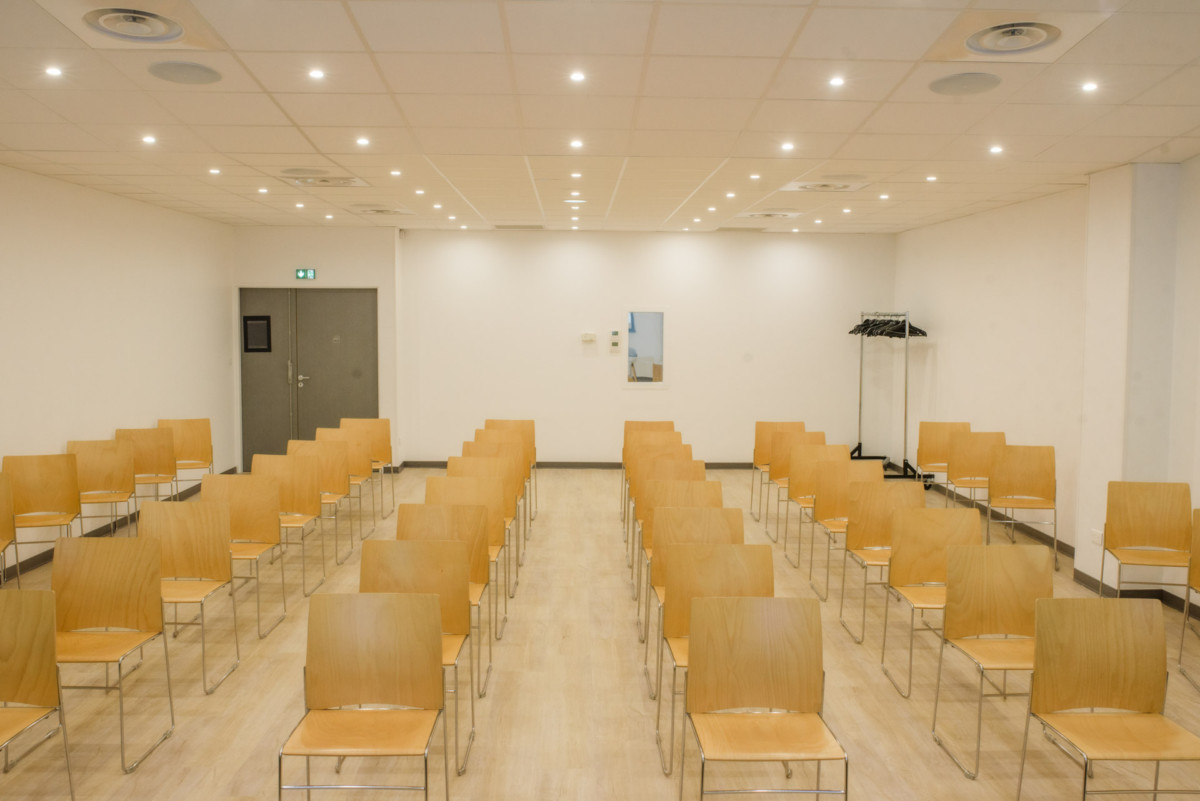 découvrez nos solutions de location d'espaces professionnels adaptés à vos besoins. que ce soit pour des bureaux, des salles de réunion ou des espaces de coworking, nous vous offrons des environnements flexibles et inspirants qui favorisent la productivité et la collaboration.
