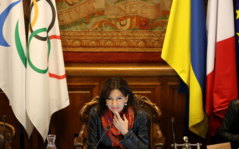 le ministre remet en question la stratégie d'anne hidalgo sur les voitures électriques, soulignant les défis et les opportunités de la transition énergétique à paris. découvrez les enjeux de cette critique dans le contexte de la mobilité durable.