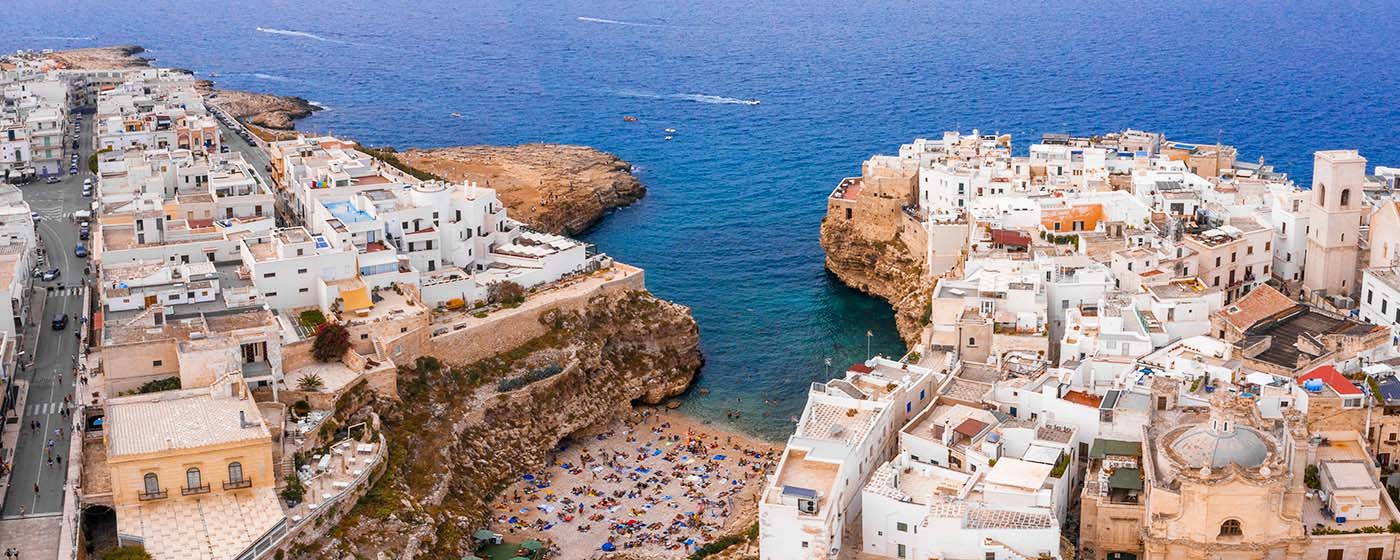 découvrez les plus belles routes des pouilles, une région italienne riche en paysages pittoresques, villages charmants et patrimoine historique. partez à l'aventure et explorez cette destination unique entre mer et terre.