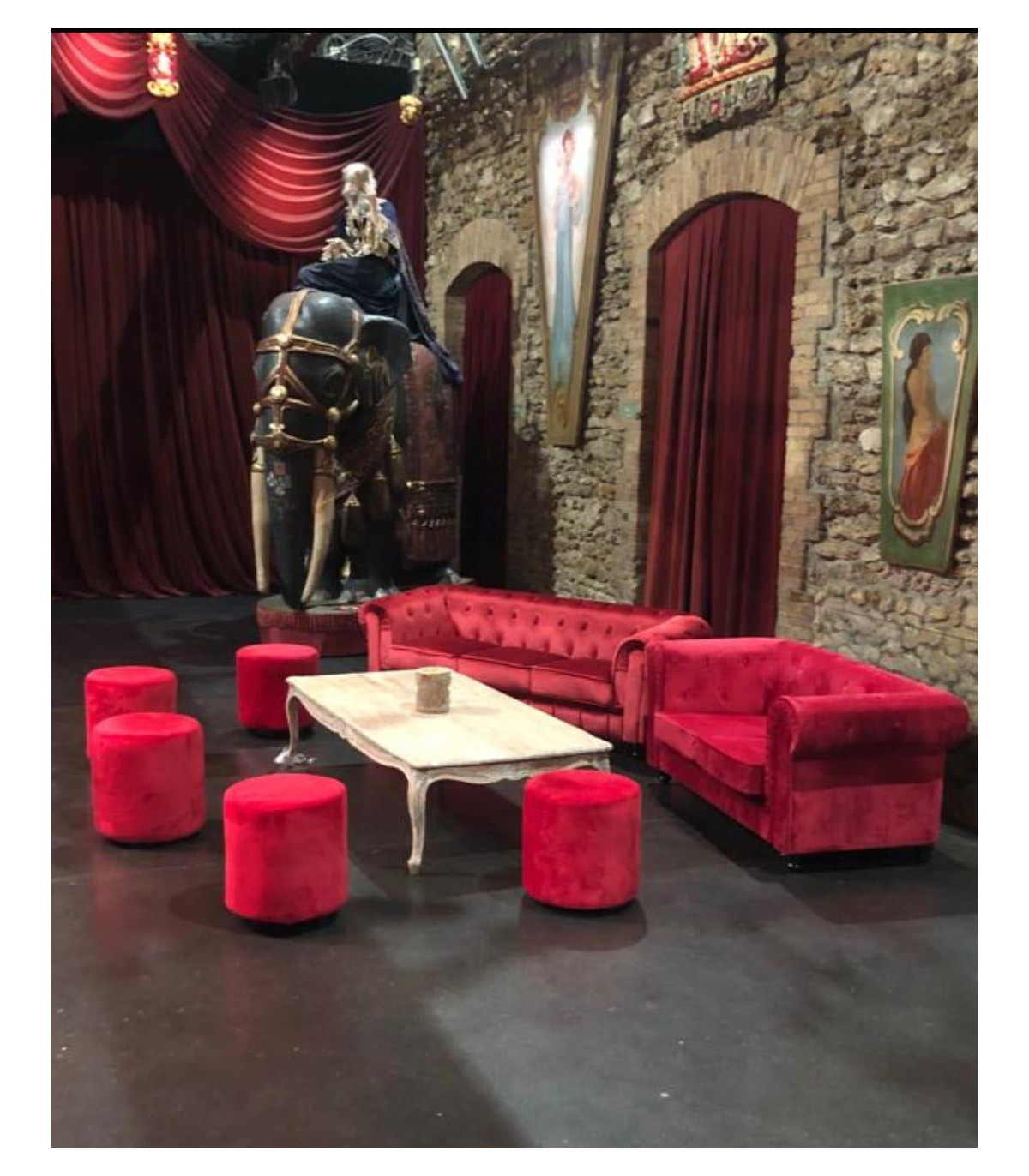 découvrez notre table basse chesterfield, alliant élégance intemporelle et style classique. parfaite pour ajouter une touche chic à votre salon, elle se marie harmonieusement avec tous les décors. fabriquée avec des matériaux de qualité, cette table basse est à la fois fonctionnelle et esthétique.