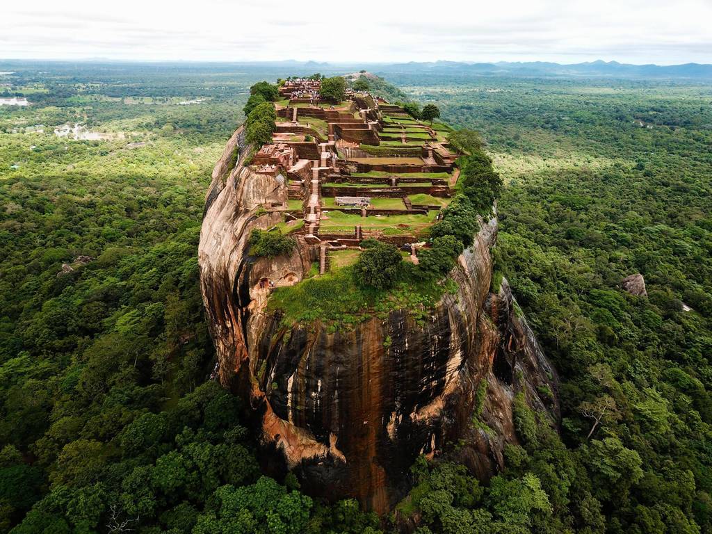découvrez les merveilles du sri lanka lors d'un inoubliable voyage de 10 jours. explorez des paysages à couper le souffle, des plages paradisiaques, une faune exceptionnelle et une riche culture. idéal pour les aventuriers et les amoureux de la nature, ce séjour vous plongera au cœur des trésors historiques et des traditions de ce pays enchanteur.