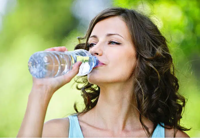 découvrez des astuces pratiques pour profiter d'une eau fraîche tout au long de la journée. apprenez à préparer des infusions rafraîchissantes, à aromatiser votre eau et à utiliser des techniques simples pour garder vos boissons à la température idéale.