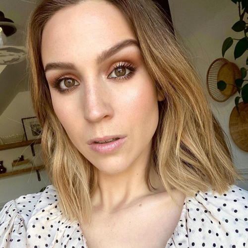 découvrez comment sublimer vos cheveux fins avec notre technique de mini vagues. apprenez à ajouter du volume et du mouvement à votre coiffure tout en conservant une allure naturelle et élégante. idéal pour tous les jours ou les occasions spéciales.