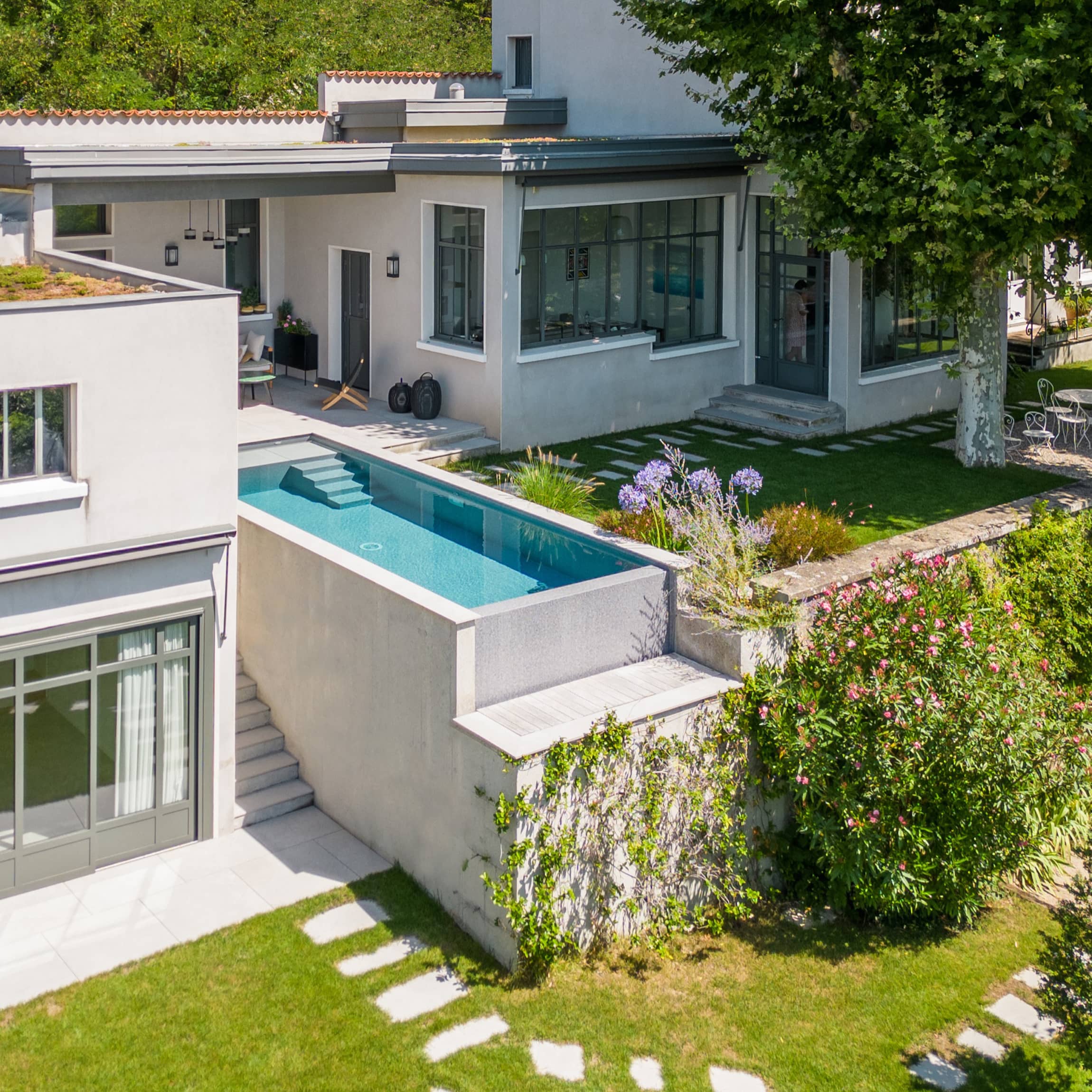 découvrez les prix des piscines en gunite, un excellent choix pour votre projet d'aménagement extérieur. notre guide vous aide à estimer le coût, à comprendre les avantages et à choisir le meilleur type de piscine pour votre jardin.