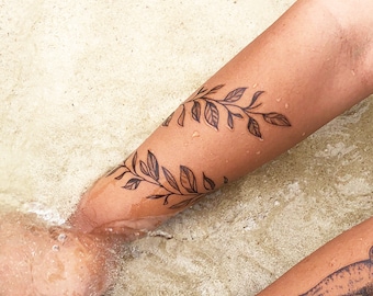 découvrez l'art des tatouages laurier pour bras, symbole d'honneur et de victoire. explorez notre sélection de designs uniques et trouvez l'inspiration pour votre prochain tatouage.