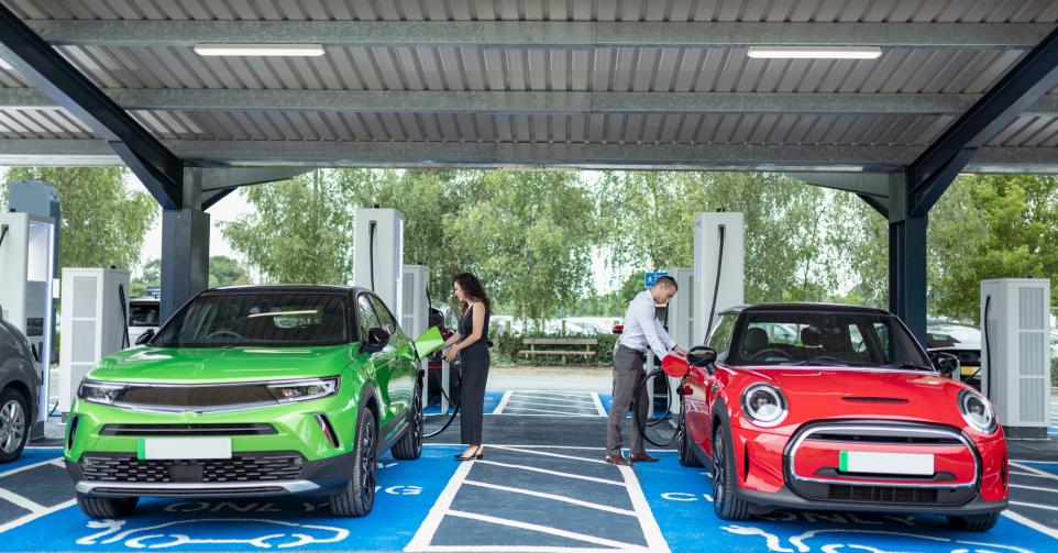 découvrez les enjeux économiques des voitures électriques avec notre analyse des coûts élevés associés à leur acquisition et à leur utilisation. informez-vous sur les divers facteurs qui influencent ces prix et explorez les alternatives pour un avenir automobile plus durable.