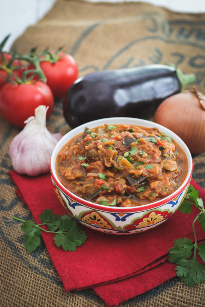 découvrez la recette authentique du zaalouk, un délice marocain à base d'aubergines et de tomates, assaisonné d'épices savoureuses. idéal en entrée ou en accompagnement, ce plat plein de saveurs vous transportera au cœur de la cuisine méditerranéenne.
