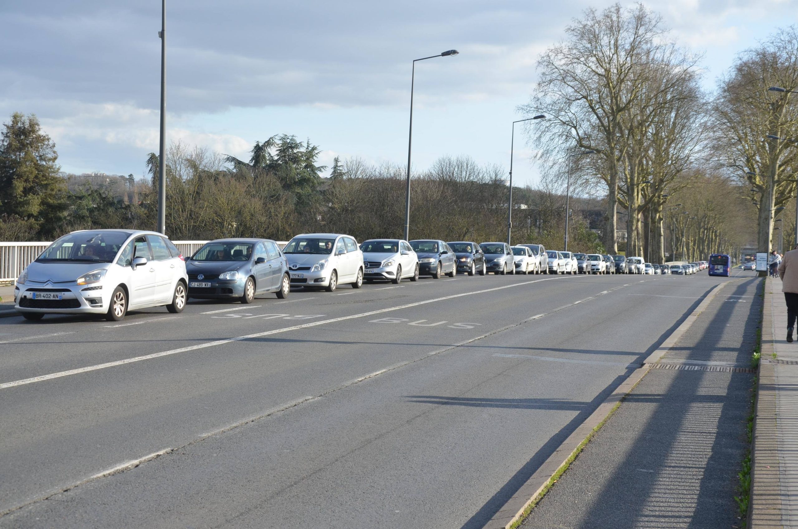découvrez des solutions pratiques et innovantes pour contourner les embouteillages. optimisez vos trajets et gagnez du temps en évitant les routes encombrées grâce à nos conseils et astuces de circulation.