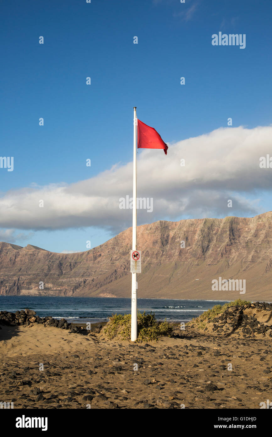 découvrez les dangers potentiels à lanzarote, de la nature volcanique aux conditions météorologiques, en passant par les préoccupations de sécurité pour des vacances sereines sur cette belle île des canaries.