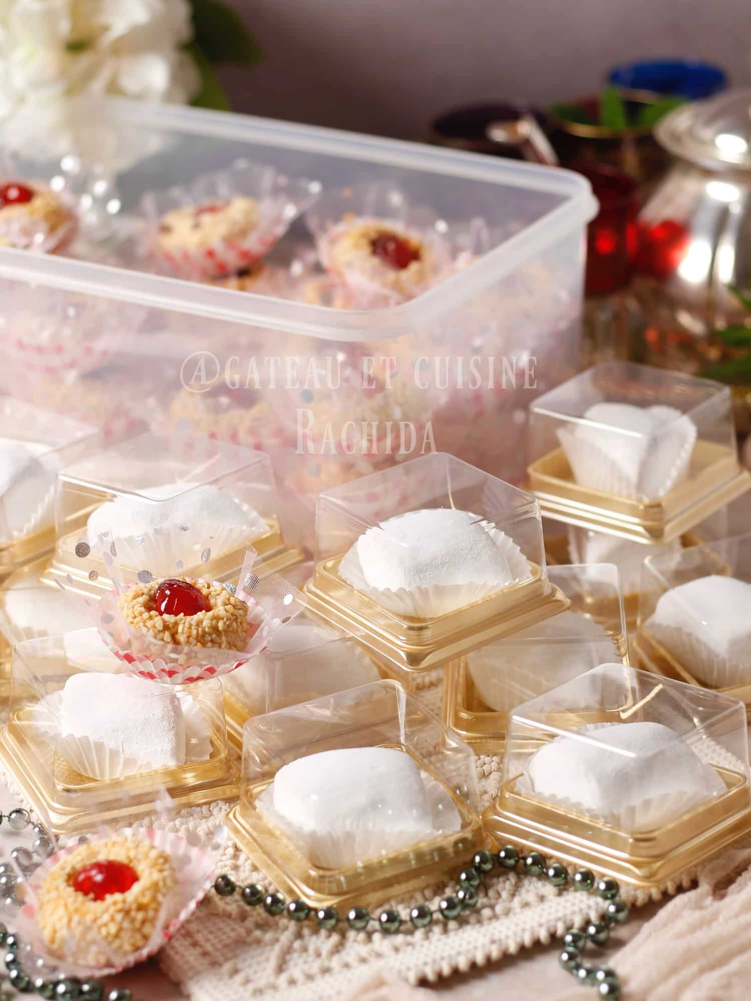 découvrez la délicieuse recette du makrout el louz, un dessert traditionnel algérien à base de semoule, d'amandes et de miel. apprenez à préparer ce délice croustillant à l'extérieur et fondant à l'intérieur, parfait pour accompagner vos moments de convivialité.