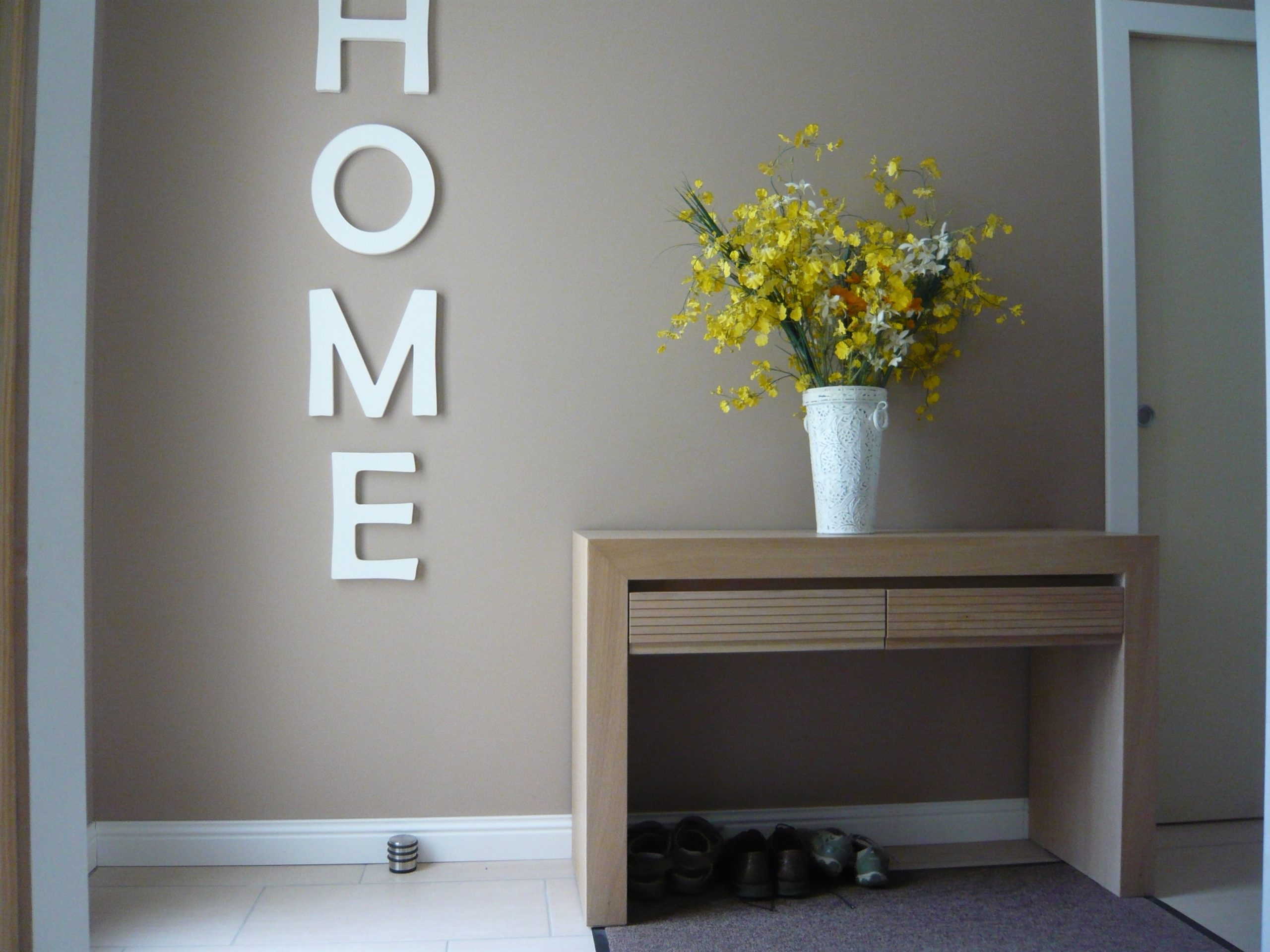 découvrez comment peindre votre porte en taupe pour un look élégant et moderne. suivez nos astuces et conseils pour choisir la meilleure peinture et appliquer une finition parfaite.