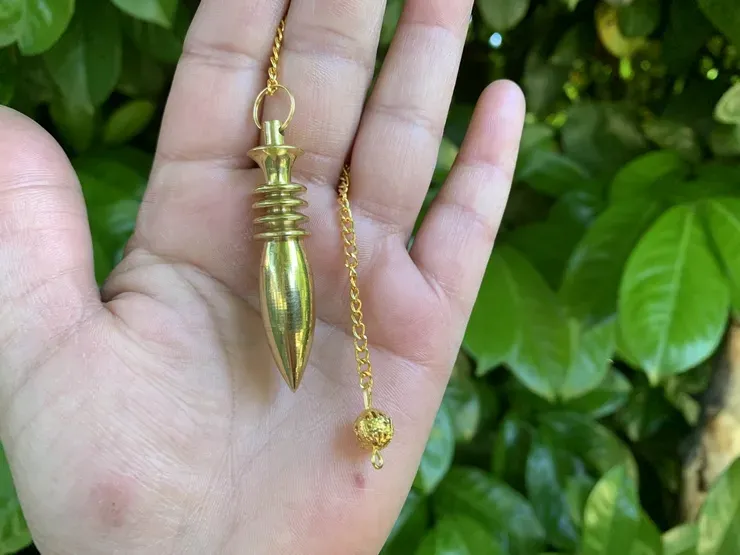 découvrez l'univers fascinant du pendule égyptien avec notre guide divinatoire. apprenez à utiliser cet outil ancestral pour vos consultations spirituelles et à interpréter ses messages pour éclairer votre chemin. plongez dans les mystères de l'égypte ancienne et transformez votre intuition en une puissante source de sagesse.