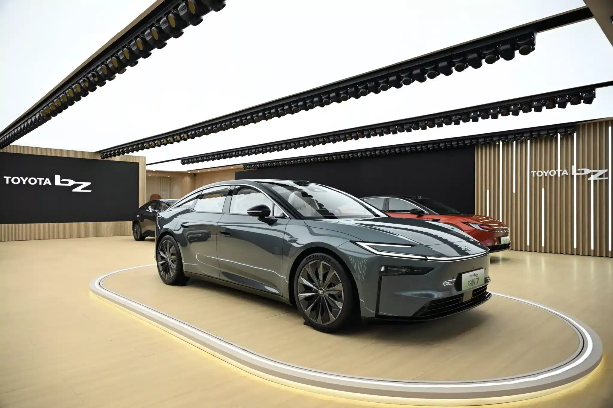 découvrez comment toyota et byd réinventent l'avenir de l'automobile avec leur stratégie éclair. analyse des innovations, défis et opportunités pour ces géants de l'électromobilité.