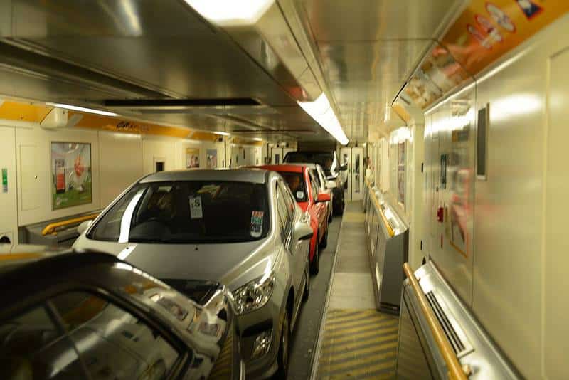 découvrez tout ce qu'il faut savoir sur le tunnel sous la manche pour les motards : règles essentielles, conseils pratiques et astuces pour un voyage en toute sérénité. préparez votre trajet et vivez une expérience unique à travers la manche en moto !