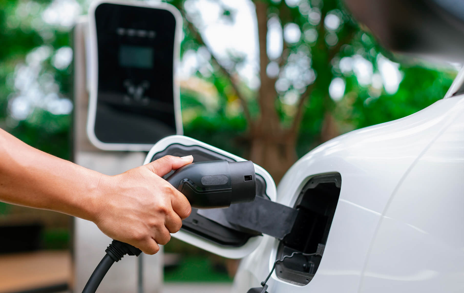 découvrez nos conseils et options d'assurances adaptées aux voitures électriques, pour protéger votre véhicule tout en respectant l'environnement. comparez les offres et choisissez la couverture idéale pour vos besoins.