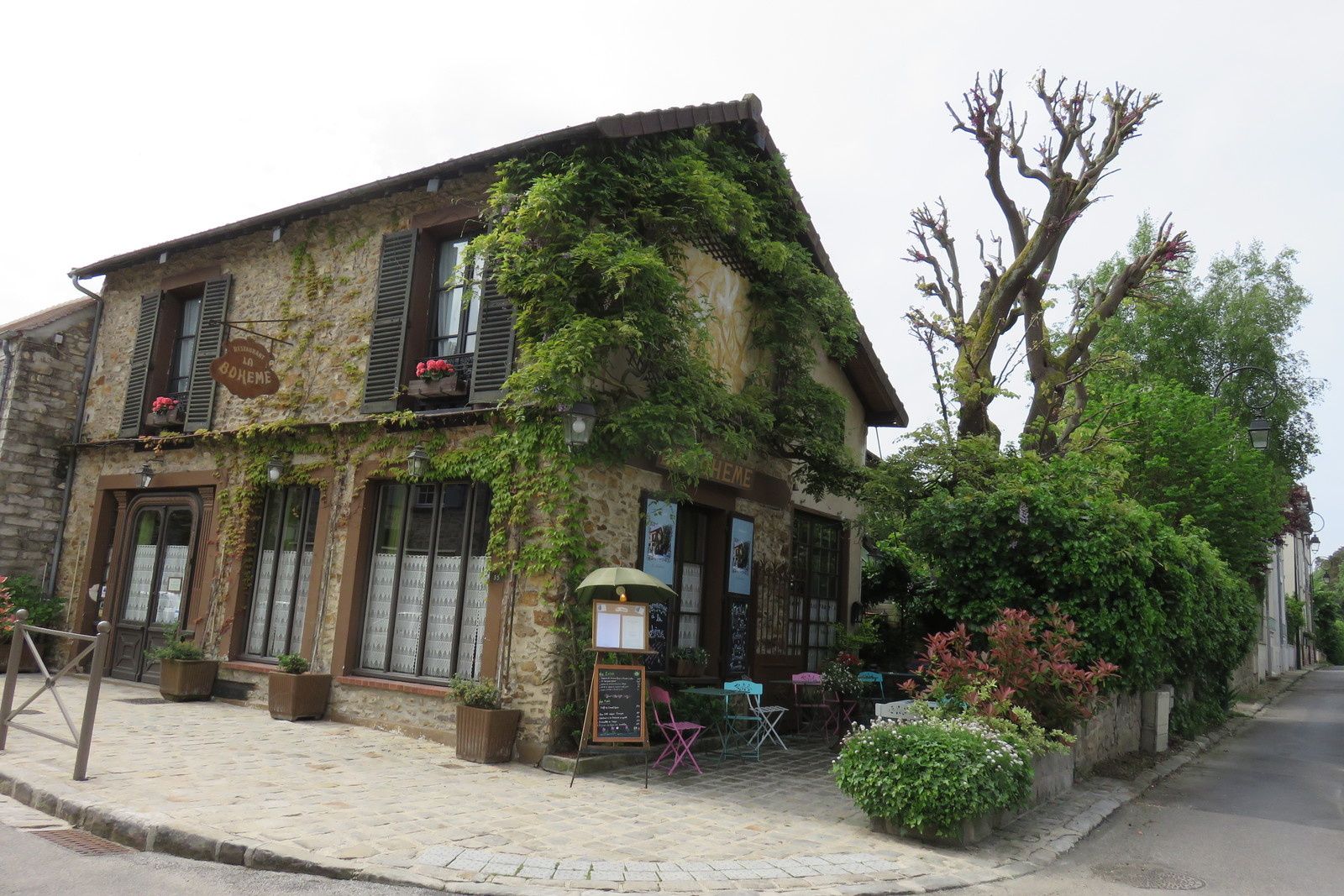 découvrez barbizon, charmant village de peintres, hors saison : tranquillité, nature et inspiration artistique au cœur de la forêt de fontainebleau.
