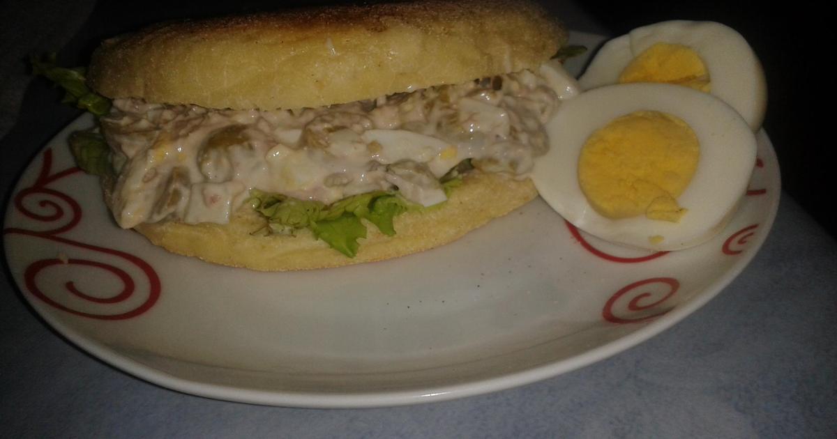 découvrez notre savoureux batbouts thon sandwich, un délice marocain qui allie les saveurs du thon frais à la légèreté d'un pain moelleux. parfait pour un déjeuner rapide ou un encas gourmand, ce sandwich est idéal pour les amateurs de cuisine authentique. savourez chaque bouchée !