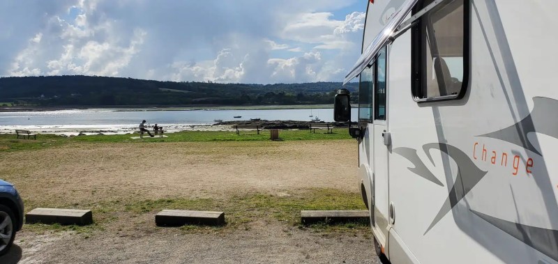 découvrez les règles sur le camping interdit en bretagne : où il est interdit de camper, les risques encourus et les alternatives légales pour profiter de la région en toute sécurité.