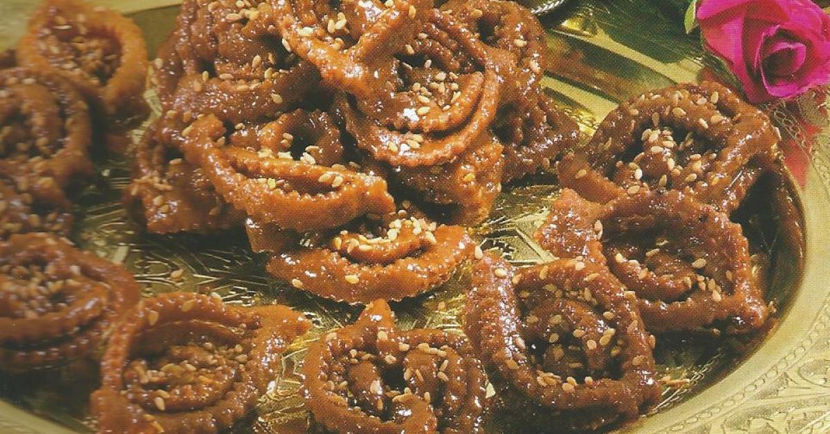 découvrez la chebakia marocaine, une pâtisserie traditionnelle en forme de fleur, parfumée au miel et aux graines de sésame, incontournable pendant le ramadan et les fêtes familiales.