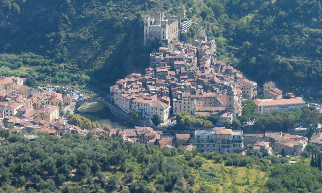 partez à la découverte du circuit dolceacqua et vintimille : un itinéraire pittoresque entre villages médiévaux, paysages italiens et saveurs locales. idéal pour une escapade culturelle et gourmande entre ligurie et riviera française.