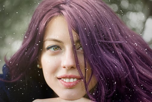 découvrez comment réussir une décoloration de cheveux pour obtenir une couleur violette éclatante, les étapes essentielles à suivre et les conseils pour protéger votre chevelure.