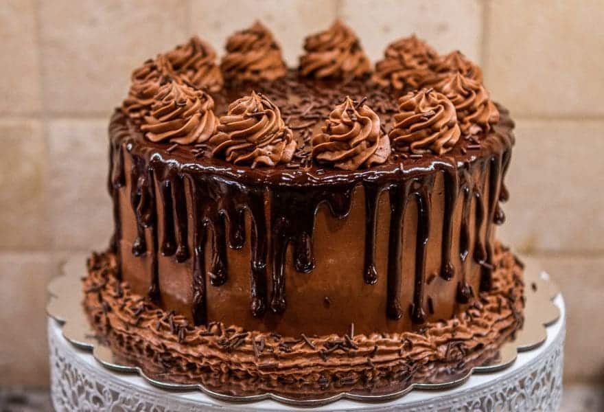 découvrez notre recette de génoise au chocolat parfaite pour réaliser des layer cakes moelleux et gourmands. facile à préparer, cette base chocolatée ravira tous les amateurs de pâtisserie !