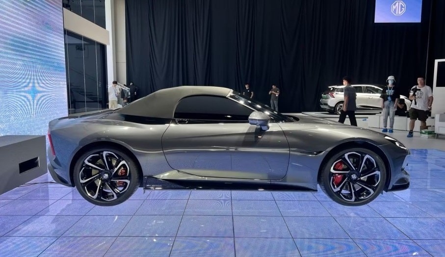 découvrez la mg cyberster, le cabriolet électrique alliant performance, style futuriste et conduite zéro émission. profitez d'une expérience de conduite innovante et sensationnelle au volant de ce roadster électrique signé mg.
