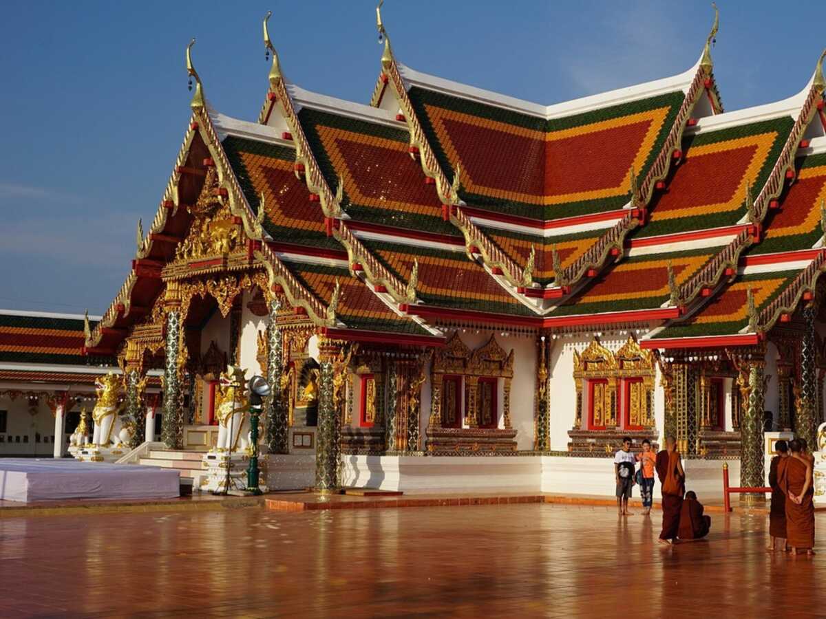 découvrez les quartiers à éviter à bangkok et phuket pour assurer un voyage en toute sécurité et profiter pleinement de votre séjour en thaïlande. informez-vous sur les zones à risque et les alternatives plus sûres pour explorer ces destinations emblématiques.