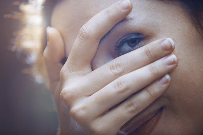 découvrez les causes courantes du tremblement de la paupière gauche, ses symptômes et les solutions pour soulager ce phénomène bénin, souvent lié à la fatigue ou au stress.
