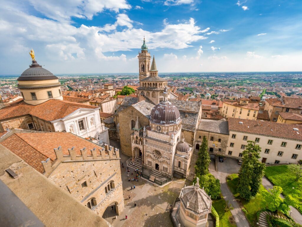 découvrez les incontournables de bergame : les sites historiques, les musées, les quartiers pittoresques et les meilleures activités à ne pas manquer pour visiter cette magnifique ville italienne.
