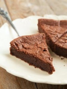 découvrez notre recette facile et rapide de cake yaourt-chocolat, idéale pour un dessert moelleux et gourmand en un rien de temps. parfait pour régaler petits et grands !