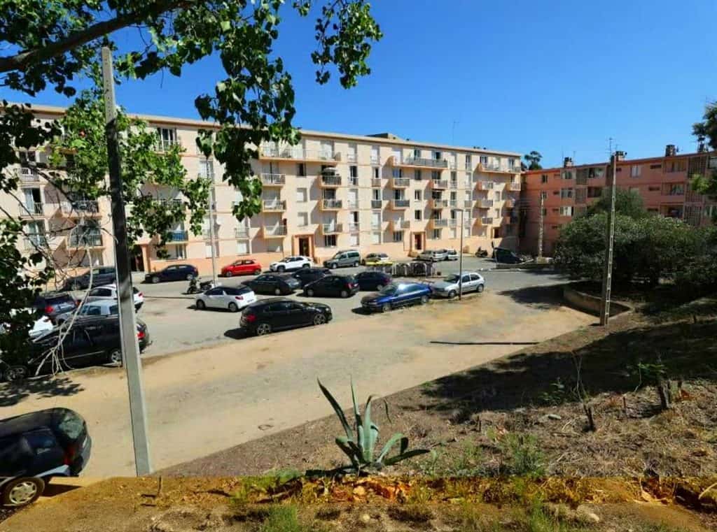 découvrez les zones à éviter en corse pour voyager en toute sécurité. conseils pratiques, quartiers à risque et recommandations pour un séjour serein sur l'île de beauté.