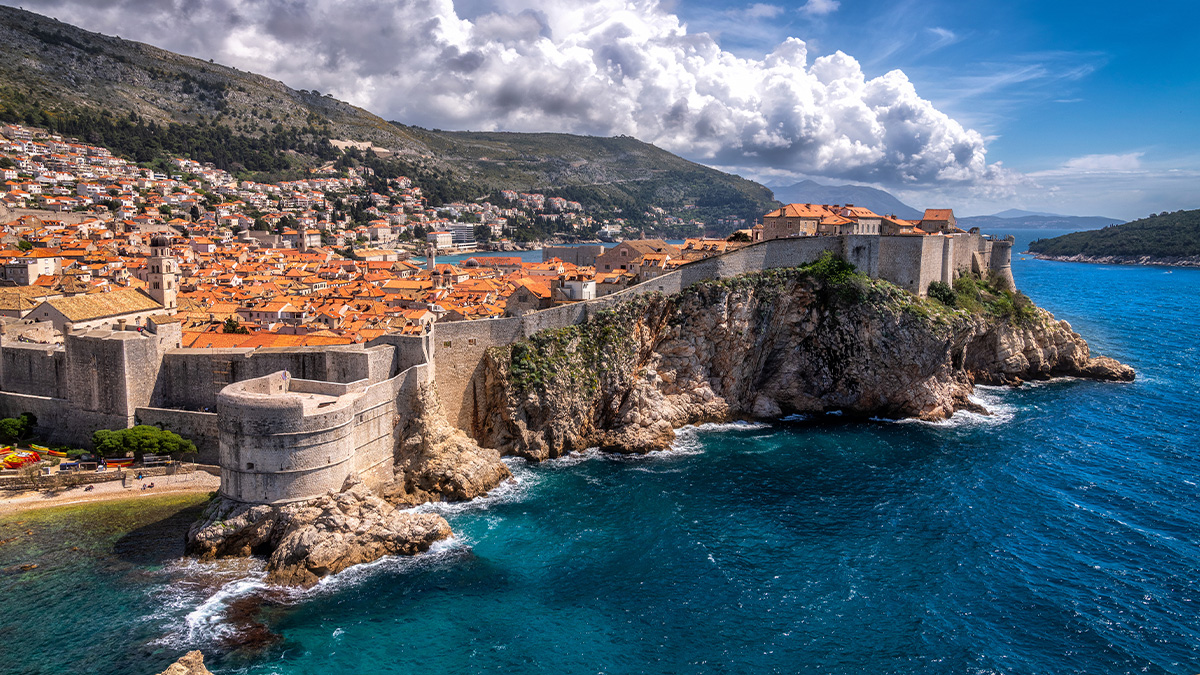 partez à l’aventure avec un road-trip en croatie : découvrez des paysages époustouflants, des villes historiques et des plages magnifiques, pour un voyage inoubliable au cœur des balkans.