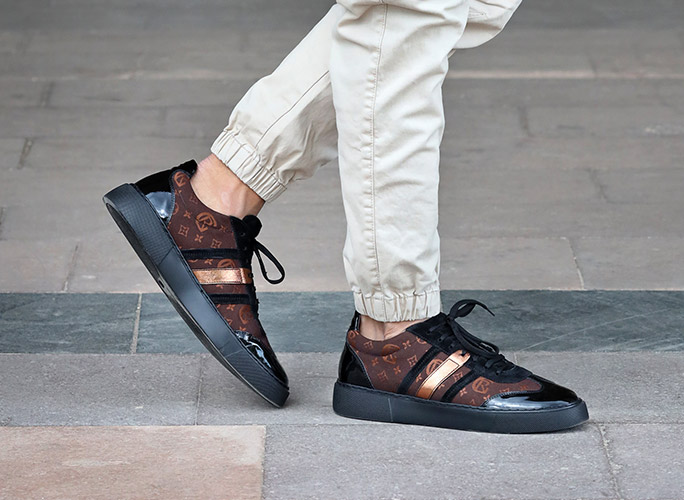 découvrez notre collection de sneakers urbains alliant style, confort et modernité pour parfaire votre look au quotidien. trouvez la paire idéale pour affirmer votre personnalité en ville !